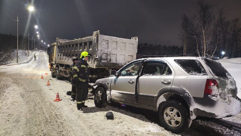 Погиб водитель внедорожника в аварии с грузовиком в Кольском районе