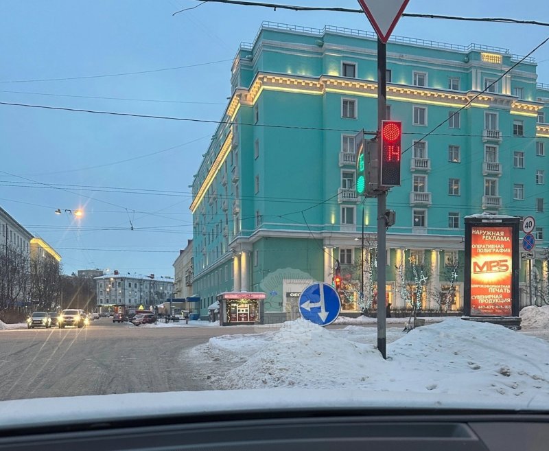 Ехать под землю предлагают знаки в центре Мурманска Ехать под землю предлагают знаки в центре Мурманска