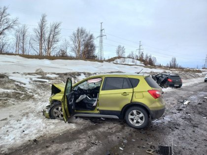 Увезли в больницу водителей: иномарки разбились в Мончегорском районе Увезли в больницу водителей: иномарки разбились в Мончегорском районе