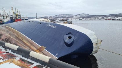 Траулер «Заполярье» тонет у причала в Мурманске