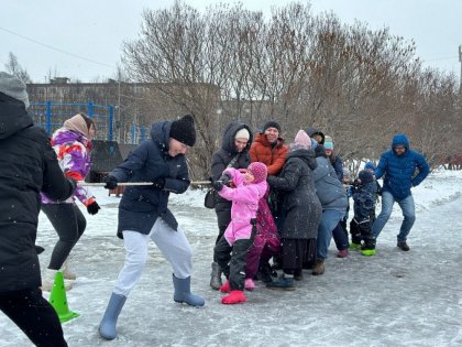 «Весенние забавы» устроили мурманчанам на Аллее поколений