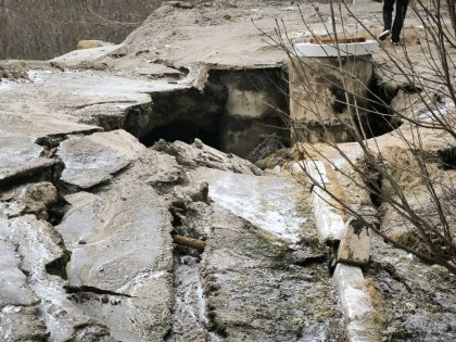 Обрушилась дорога возле жилого дома в Мурманске Обрушилась дорога возле жилого дома в Мурманске