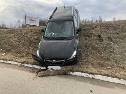 Серьезное ДТП у «Форума»: автомобиль сорвался в кювет