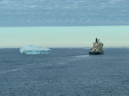 Айсберг впечатлил экипажи судов в море Лаптевых Айсберг впечатлил экипажи судов в море Лаптевых