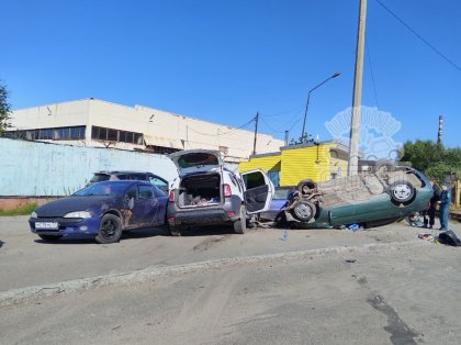 В массовом ДТП переверулась машина в Мурманске В массовом ДТП переверулась машина в Мурманске