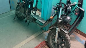 «Это уже ни в какие ворота!»: в Мурманске жильцы дома «припарковали» в подъезде мопед
