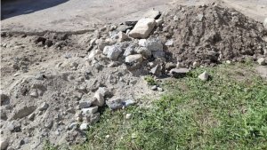 Оставили горы хлама: в Кандалакше после ремонта заблокировали основную пешеходную тропку на Данилова