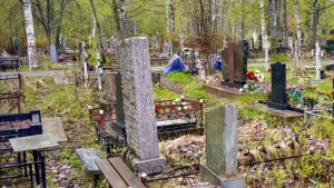 «Сил нет за вами выносить!»: в Мончегорске кладбище обросло свалками из могильных венков