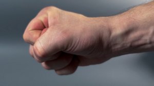 В Апатитах неадекватный гость избил хозяйку квартиры и с ножом набросился на ее подругу