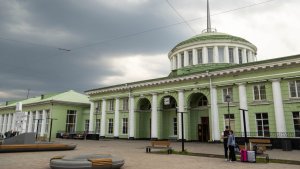 «Хоть немного развеять грусть»: у ж/д вокзала в Мурманске предложили высадить цветы и перекрасить столбы
