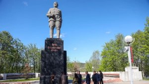 С новыми скамейками и тротуарами: в Мурмашах благоустроят территорию у памятника Кирову 1936 года