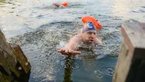Мурманские моржи устроили скоростной заплыв в холодной воде Семеновского озера