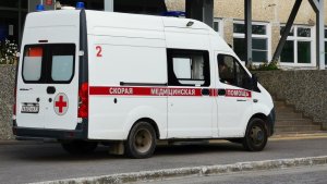В Апатитах «Фольксваген» влетел в столб, пострадали 2 человека