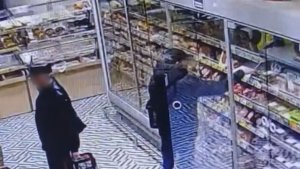 Бывалый вор из Мурманска два дня подряд обчищал холодильники с колбасой в торговых точках