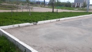 Жители Междуречья просят привести в порядок сколотые бордюры у памятника советским солдатам