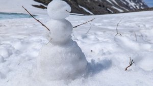 Лепят снеговиков и загорают: в Хибины к голубым озерам туристы до сих пор ходят на снегоступах