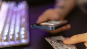 Мурманчанин из мести украл у бывшей жены 10 тысяч рублей через мобильный банк