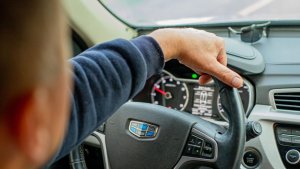 В Мурманске приставы поймали алиментщика на автодроме во время урока вождения