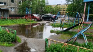 «Можно открывать купальный сезон»: в Мурманске затопило детскую площадку