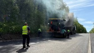 В Мурманске на улицах Гагарина и Павлика Морозова начали укладку асфальта