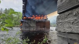 Огонь охватил переправу: в Алакуртти деревянный мост через Тунтсайоки обрушился и не подлежит восстановлению