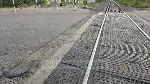 «Чёрная дыра» у переезда: яма на въезде в Мурманск оставляет машины без брызговиков