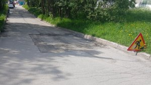Вырезали асфальт и забыли: в Апатитах полмесяца ждут ремонта дороги на улице Строителей