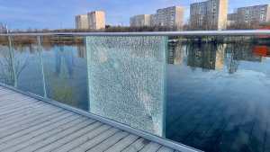 Погром на набережной: в Оленегорске семьи подростков заплатят более 500 тысяч за разбитое ограждение