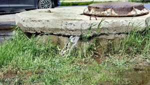 «Фонтану позавидует Петергоф»: в Никеле коммунальная авария подарила жителям бесплатный «курорт»