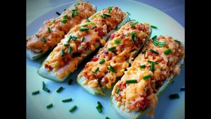Шедевр на сковороде за 20 минут: готовим сочные кабачки с мясной шапочкой в густом томатном соусе