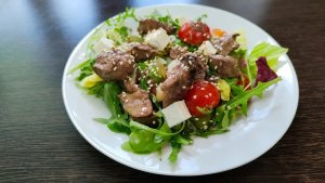 Худеем со вкусом: рецепт ресторанного теплого салата с куриной печенью и виноградом для тонкой талии