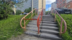 Просто заварили проход: в Мурманске оригинально починили разрушенную лестницу