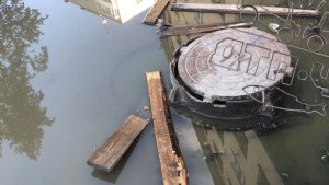 «Смрад стоит дикий»: в Мурманске на Халатина нечистоты из колодца затопили дорогу