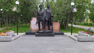 «Кто так расстарался?»: мурманчан удивили искусственные цветы в клумбах у памятника Полярной дивизии