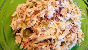 Салат-загадка из простых продуктов: понадобится 15 минут — приготовьте к приходу гостей