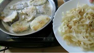 Рыба, сметана и лук: трио, которое покорит вас с первого кусочка — классический рецепт на сковороде