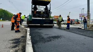 Почти 6 тысяч «квадратов» асфальта: на участке Кольского проспекта в Мурманске обновляют дорогу и тротуары