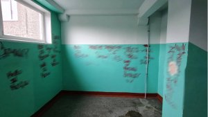 «Повсюду мусор и хаотичные граффити»: мурманчан ужаснул запущенный подъезд на Баумана