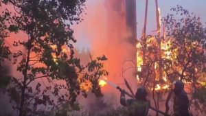 В Мурманске всю ночь пожарные тушили заброшенную двухэтажку