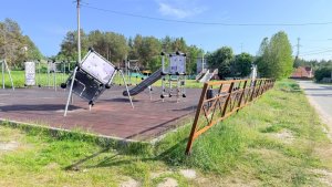 «Все болтается и наклонено»: жителей Лувеньги возмутил ржавый забор возле игровой зоны