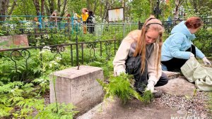 В Коле музейщики провели свой выходной на старейшем заброшенном кладбище Заполярья