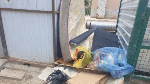 В Кандалакше жильцы ищут «серийного матрасника», который еженедельно заваливает двор хламом