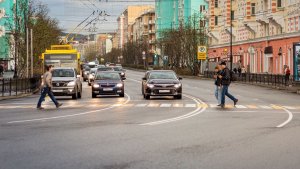 В Мурманске на Пяти Углах «весельчак» плясал на пешеходном переходе и бросался под колеса машин