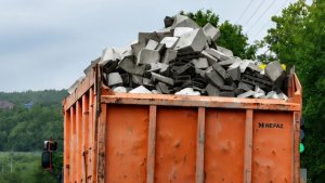 «Безопасность? Нет, не слышали»: в Коле водителей возмутил самосвал с горой бетонных отходов без защитного тента