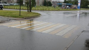 Ремонт не планируется: пешеходный переход на Пронина в Кандалакше оставили во власти вечных луж