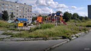 «Как бы не провалиться»: в Титане жители возмутило состояние детских площадок