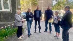 Ремонт двора и обрезка деревьев: мурманчане на встречах с депутатами обсуждают планы благоустройства