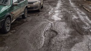 Мурманские водители жалуются на превратившуюся в «лунную дорогу» улицу Траловую