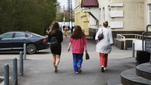 Розовый тренч против синдрома полярника: как мурманчанки спасаются от холодного лета яркой одеждой