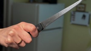 Кружка в голову и нож в спину: в Оленегорске пьяное застолье закончилось кровавой дракой